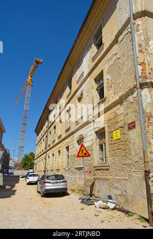 Karlovac, Croazia - 1 settembre 2023. Nel centro storico di Karlovac sono in corso importanti lavori di ristrutturazione e di costruzione stradale Foto Stock