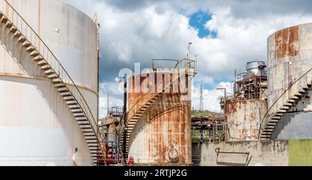 L'abbandonata Commonwealth Oil Refining Company, Inc (CORCO) si trova sulla costa meridionale di Porto Rico. Fu abbandonato nel 1982. Foto di Liz Roll Foto Stock