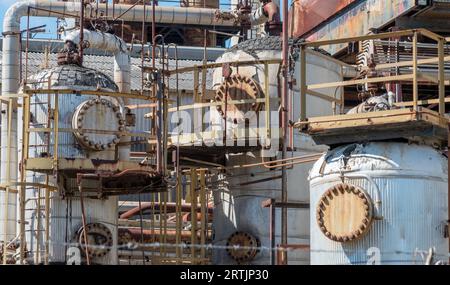 L'abbandonata Commonwealth Oil Refining Company, Inc (CORCO) si trova sulla costa meridionale di Porto Rico. Fu abbandonato nel 1982. Foto di Liz Roll Foto Stock