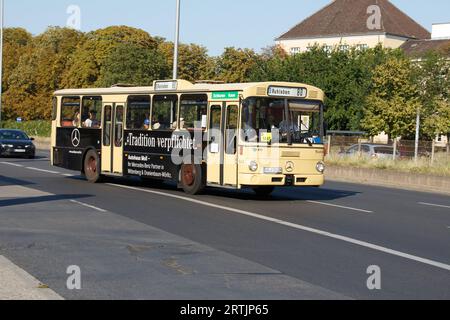 Vecchi autobus con timer al Tag des offenen Denkmals di Berlino 2023 Foto Stock