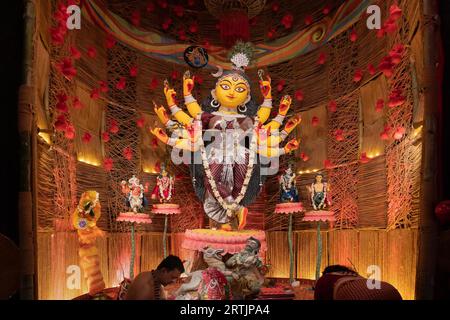 Howrah, Bengala Occidentale, India- 3 ottobre 2022 : l'idolo Durga splendidamente decorato viene adorato all'interno del puja pandal. Il più grande festival dell'induismo. Foto Stock