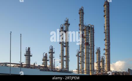 L'abbandonata Commonwealth Oil Refining Company, Inc (CORCO) si trova sulla costa meridionale di Porto Rico. Fu abbandonato nel 1982. Foto di Liz Roll Foto Stock