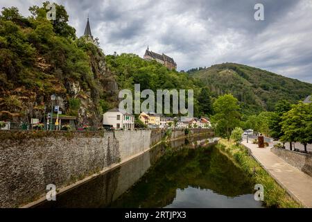 Vianden è una città del cantone di Vianden nel Lussemburgo nord-orientale. Vianden si trova sul fiume Border Our, pittoresco situato nel nostro Foto Stock