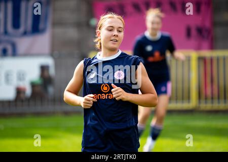 TIA Searle (16 Dulwich Hamlet) durante la partita L&SERWFL tra Dulwich Hamlet e Ashford United al Champion Hill Stadium di Londra, Regno Unito Foto Stock