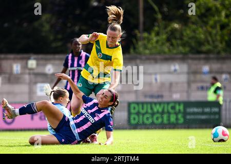 Phoebe Read (15 Dulwich Hamlet) durante la partita L&SERWFL tra Dulwich Hamlet e Ashford United al Champion Hill Stadium di Londra, Regno Unito Foto Stock