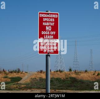 Habitat delle specie a rischio nessun cane al guinzaglio, la violazione può causare la chiusura del cartello d'argine lungo la baia di San Francisco, California Foto Stock