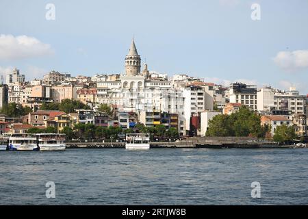 Torre Galata. La torre, costruita dai genovesi, si trova a Istanbul vicino alla Baia del Corno d'Oro. Foto Stock