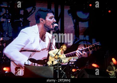 Berlino, Germania. 9 settembre 2023. Marcus Mumford si esibisce durante il concerto di Mumford & Sons al Lollapalooza Music Festival all'Olympiastadion di Berlino, in Germania, il 9 settembre 2023. (Foto di Emmanuele Contini/NurPhoto) credito: NurPhoto SRL/Alamy Live News Foto Stock