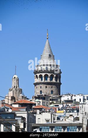 Torre Galata. La torre, costruita dai genovesi, si trova a Istanbul vicino alla Baia del Corno d'Oro. Foto Stock