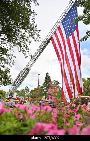 Santa Fe, Stati Uniti. 13 settembre 2023. Una grande bandiera americana è appesa a una scala per macchine antincendio in onore dell'ex governatore del New Mexico Bill Richardson mentre il suo scrigno drappeggiato dalla bandiera si trova nello stato nella rotonda del Campidoglio del New Mexico il 13 settembre 2023 a Santa Fe, New Mexico. Richardson, che servì come 30° governatore del nuovo Messico, morì il 1 settembre 2023. (Foto di Sam Wasson/Sipa USA) credito: SIPA USA/Alamy Live News Foto Stock