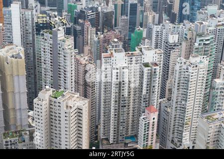 Alti edifici ad appartamenti ad Hong Kong densamente imballati insieme Foto Stock