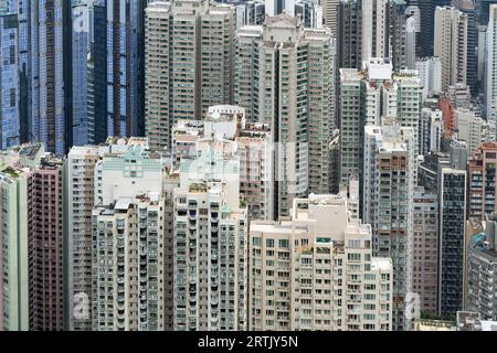 Alti edifici ad appartamenti ad Hong Kong densamente imballati insieme Foto Stock