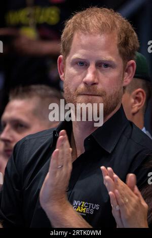 Duesseldorf, Germania. 13 settembre 2023. Harry, Duca del Sussex, alla finale di basket su sedia a rotelle tra Stati Uniti e Francia. La competizione paralimpica per atleti disabili di guerra è ospitata in Germania per la prima volta. Credito: Christoph Reichwein/dpa/Alamy Live News Foto Stock