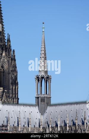 Attraversamento della Torre della famosa Cattedrale di Colonia contro il cielo azzurro Foto Stock