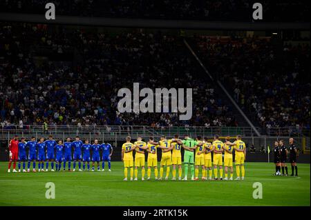 Giocatori e funzionari osservano un minuto di silenzio per le vittime di Earthwuake in Marocco prima della partita di qualificazione europea UEFA EURO 2024 tra Italia e Ucraina. Foto Stock