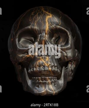 Lightning Skull per oggetti di scena e decorazioni di Halloween isolati su Black Foto Stock