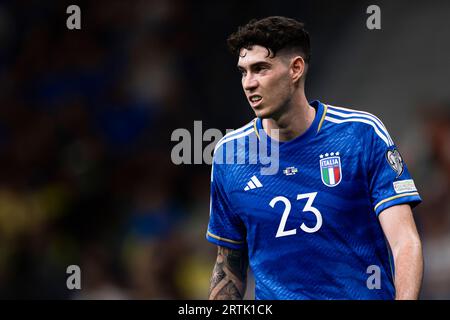 L'italiano Alessandro bastoni guarda alla partita di calcio delle qualificazioni europee di UEFA EURO 2024 tra Italia e Ucraina. Foto Stock