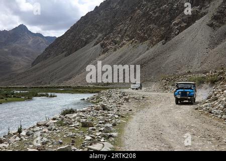 Viaggiatori avventurosi al passo Shandur nel nord del Pakistan Foto Stock