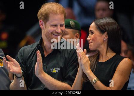 DUESSELDORF, GERMANIA - 13 settembre 2023. 13 SETTEMBRE: Il principe Harry, duca di Sussex e Meghan, duchessa di Sussex partecipano alla partita di pallacanestro in sedia a rotelle Mixed Team Gold Medal tra il Team United States e il Team France durante il quarto giorno degli Invictus Games Düsseldorf 2023 il 13 settembre 2023 a Duesseldorf, Germania. Credito: Moritz Muller/Alamy Live News Foto Stock