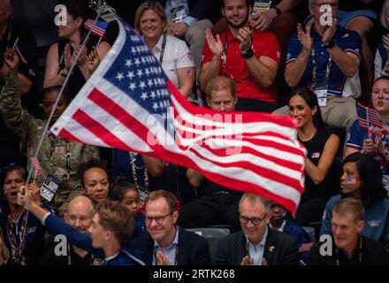 DUESSELDORF, GERMANIA - 13 settembre 2023. 13 SETTEMBRE: Il principe Harry, duca di Sussex e Meghan, duchessa di Sussex partecipano alla partita di pallacanestro in sedia a rotelle Mixed Team Gold Medal tra il Team United States e il Team France durante il quarto giorno degli Invictus Games Düsseldorf 2023 il 13 settembre 2023 a Duesseldorf, Germania. Credito: Moritz Muller/Alamy Live News Foto Stock