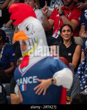 DUESSELDORF, GERMANIA - 13 settembre 2023. 13 SETTEMBRE: Il principe Harry, duca di Sussex e Meghan, duchessa di Sussex partecipano alla partita di pallacanestro in sedia a rotelle Mixed Team Gold Medal tra il Team United States e il Team France durante il quarto giorno degli Invictus Games Düsseldorf 2023 il 13 settembre 2023 a Duesseldorf, Germania. Credito: Moritz Muller/Alamy Live News Foto Stock