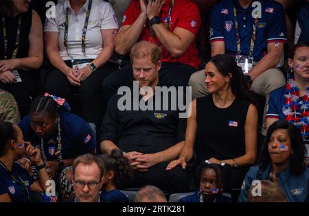 DUESSELDORF, GERMANIA - 13 settembre 2023. 13 SETTEMBRE: Il principe Harry, duca di Sussex e Meghan, duchessa di Sussex partecipano alla partita di pallacanestro in sedia a rotelle Mixed Team Gold Medal tra il Team United States e il Team France durante il quarto giorno degli Invictus Games Düsseldorf 2023 il 13 settembre 2023 a Duesseldorf, Germania. Credito: Moritz Muller/Alamy Live News Foto Stock