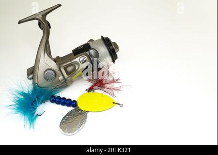 ruota da pesca con un richiamo giallo isolato su bianco Foto Stock