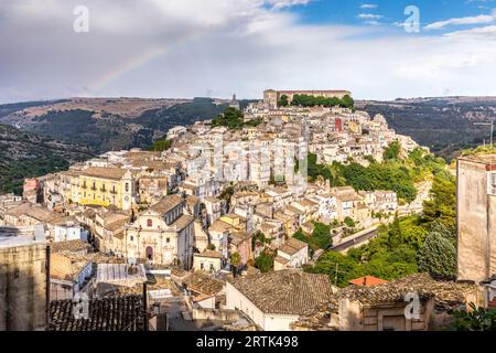 Ragusa, Sicilia, Italia - 14 luglio 2022: Vista di Ragusa, una città patrimonio dell'umanità dell'UNESCO sull'isola italiana della Sicilia Foto Stock