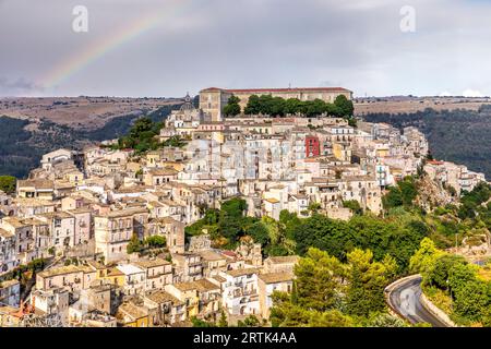 Ragusa, Sicilia, Italia - 14 luglio 2022: Vista di Ragusa, una città patrimonio dell'umanità dell'UNESCO sull'isola italiana della Sicilia Foto Stock