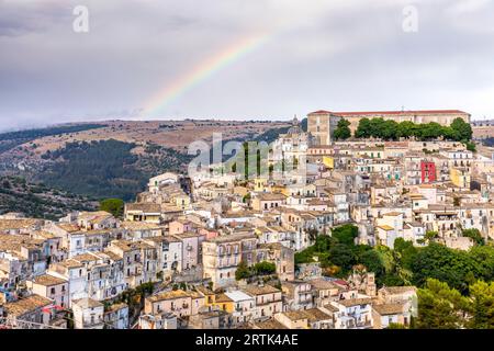 Ragusa, Sicilia, Italia - 14 luglio 2022: Vista di Ragusa, una città patrimonio dell'umanità dell'UNESCO sull'isola italiana della Sicilia Foto Stock