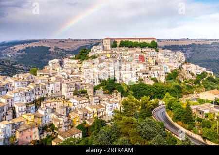 Ragusa, Sicilia, Italia - 14 luglio 2022: Vista di Ragusa, una città patrimonio dell'umanità dell'UNESCO sull'isola italiana della Sicilia Foto Stock