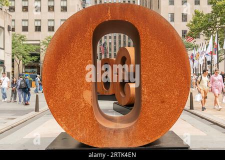 New York, USA. 13 settembre 2023. People Walk, scatta foto delle installazioni artistiche create da Robert Indiana e presentate dalla sua Legacy Initiative sul Rockefeller Center di New York il 13 settembre 2023. Robert Indiana Legacy Initiative ha presentato tre installazioni: LOVE (Red Outside, Blue Inside), ONE Through ZERO (The Ten Numbers), Peace Flags from Peace Paintings series. (Foto di Lev Radin/Sipa USA) credito: SIPA USA/Alamy Live News Foto Stock