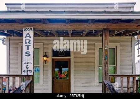 Il Foley Art Center è raffigurato nello storico edificio Claude Peteet Real Estate (circa 1900), 19 agosto 2023, a Foley, Alabama. Foto Stock