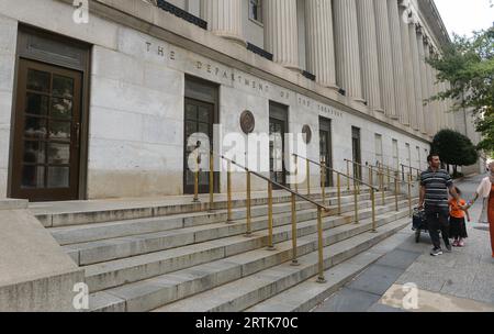 Washington, DC, USA. 9 settembre 2023. 20230909 - la vista del Dipartimento del Tesoro degli Stati Uniti a Washington mostra l'ingresso sul lato est dell'edificio federale. (Immagine di credito: © Chuck Myers/ZUMA Press Wire) SOLO USO EDITORIALE! Non per USO commerciale! Foto Stock