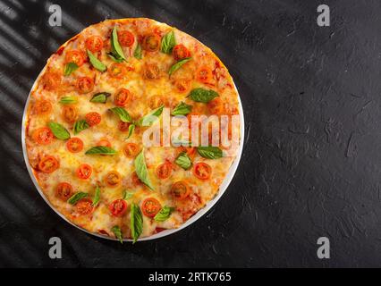 Pizza artigianale con deliziosi pomodori e basilico fresco Foto Stock