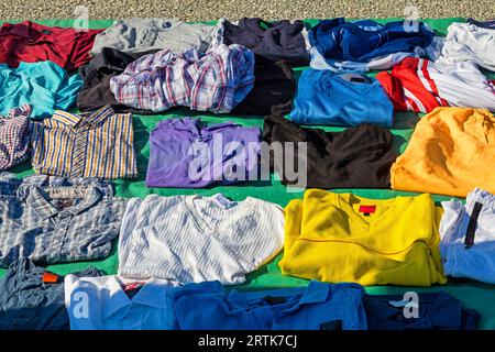 Camicie in cotone colorate vendute sul mercato all'aperto Foto Stock