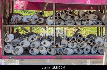 Pezzi di ricambio in acciaio inox per lo scarico dell'industria automobilistica venduti sul mercato Foto Stock