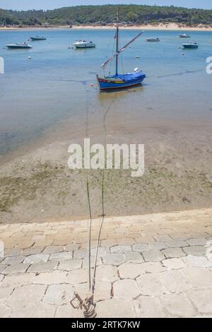 Via Vila Nova de Milfontes. Piccola cittadina pittoresca sulla costa dell'Alentejo, Portogallo. Porticciolo e passeggiata Foto Stock