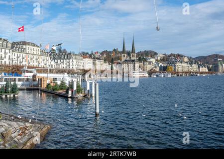 Lago di Lucerna e skyline della città con la Chiesa di San Leodegar - Lucerna, Svizzera Foto Stock