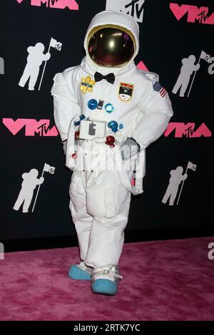 Moon Man arriva sul tappeto rosa degli MTV Video Music Awards 2023, VMA, al Prudential Center di Newark, New Jersey, USA, il 12 settembre 2023. Credito: Alleanza foto dpa/Alamy Live News Foto Stock