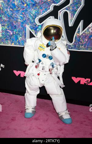 Moon Man arriva sul tappeto rosa degli MTV Video Music Awards 2023, VMA, al Prudential Center di Newark, New Jersey, USA, il 12 settembre 2023. Credito: Alleanza foto dpa/Alamy Live News Foto Stock