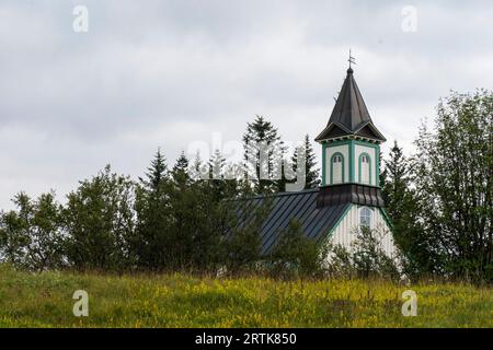 La chiesa di Þingvallakirkja risale al 1859. Situato a Þingvellir (Thingvellir), un sito storico e parco nazionale dell'Islanda. 6 agosto 2023. Foto Stock