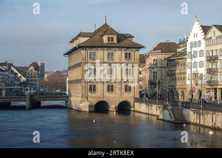 Chiesa di Wasserkirche e fiume Limmat - Zurigo, Svizzera Foto Stock