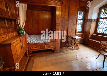 Camera da letto in legno antico presso il Museo Nazionale Svizzero di Zurigo, Svizzera Foto Stock