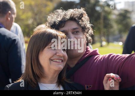 Buenos Aires, Argentina, 13 settembre 2023. La candidata presidenziale della coalizione politica Juntos por el cambio (insieme per il cambiamento), Patricia Bullrich, ha presentato nuovi leader della coalizione ad un evento nel quartiere di Belgrano. Nella foto: Patricia Bullrich scatta foto con i suoi sostenitori. (Credito: Esteban Osorio/Alamy Live News) Foto Stock