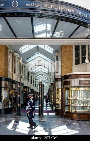 Un Beadle vestito in costume tradizionale si trova all'ingresso di Burlington Arcade, Londra, Regno Unito. Foto Stock