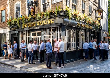 Un gruppo di uomini che beve fuori dal Ye Olde Watling Pub, Watling Street, Londra, Regno Unito. Foto Stock