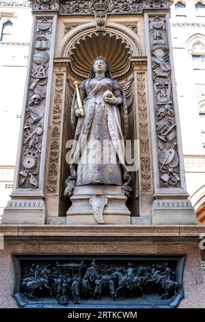 Il Temple Bar Memorial si trova nel mezzo della strada, accanto alle Royal Courts of Justice, Fleet Street, Londra, Regno Unito. Foto Stock