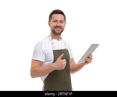 Uomo sorridente con un tablet che mostra il pollice su sfondo bianco Foto Stock