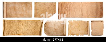 Set con pergamene isolate su bianco. Fogli di carta invecchiati Foto Stock